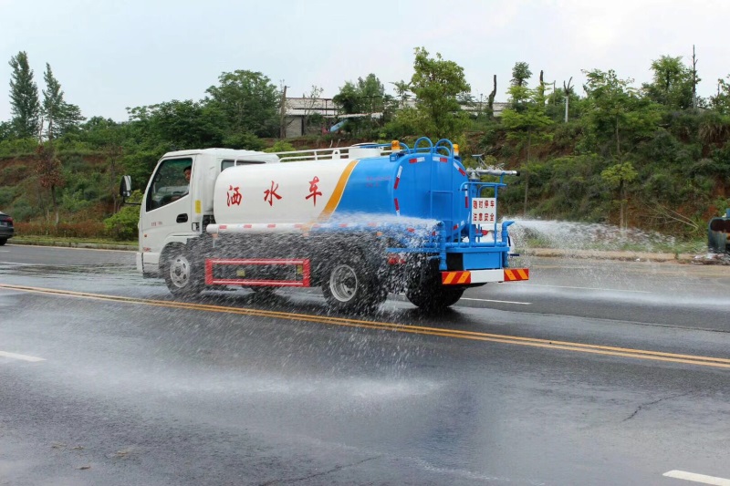 8噸灑水車工作圖片